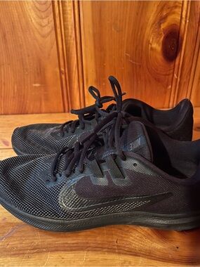 Gently used women’s Nike black Running Sneakers size 10